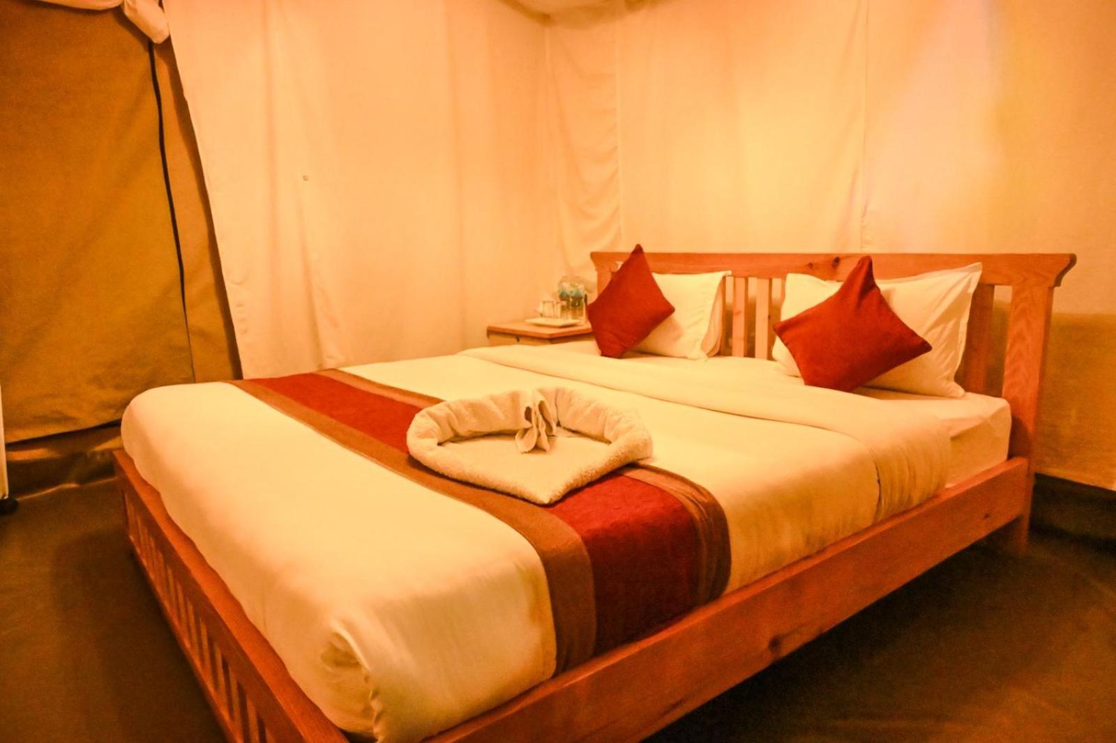 Kalash Parkaze And Tent Inn Pokhara Rum bild